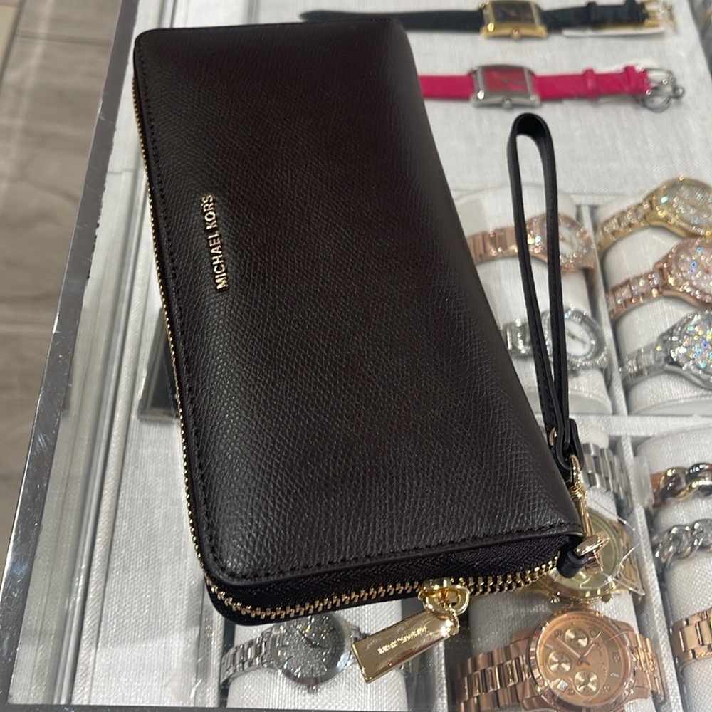 Michael Kors JST Lg Leather Continental Wallet Wristlet Phone Holder
Chocolate - Picture 5 of 16